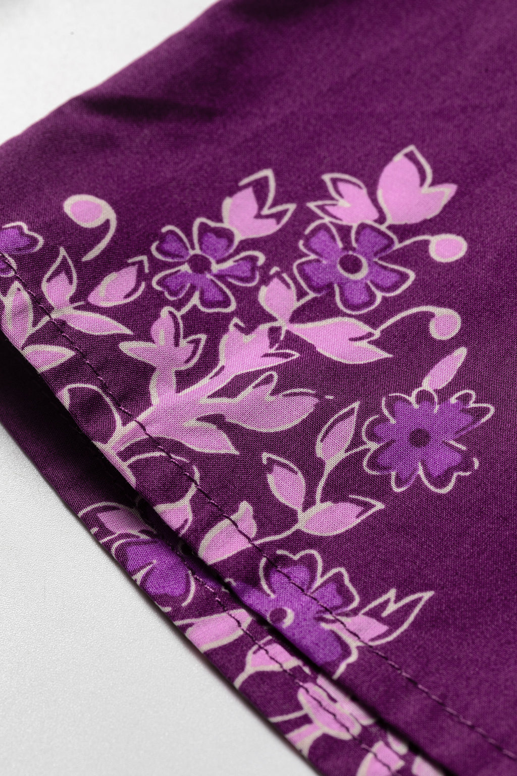 Camisa larga de manga abullonada con botones delanteros y estampado floral morado
