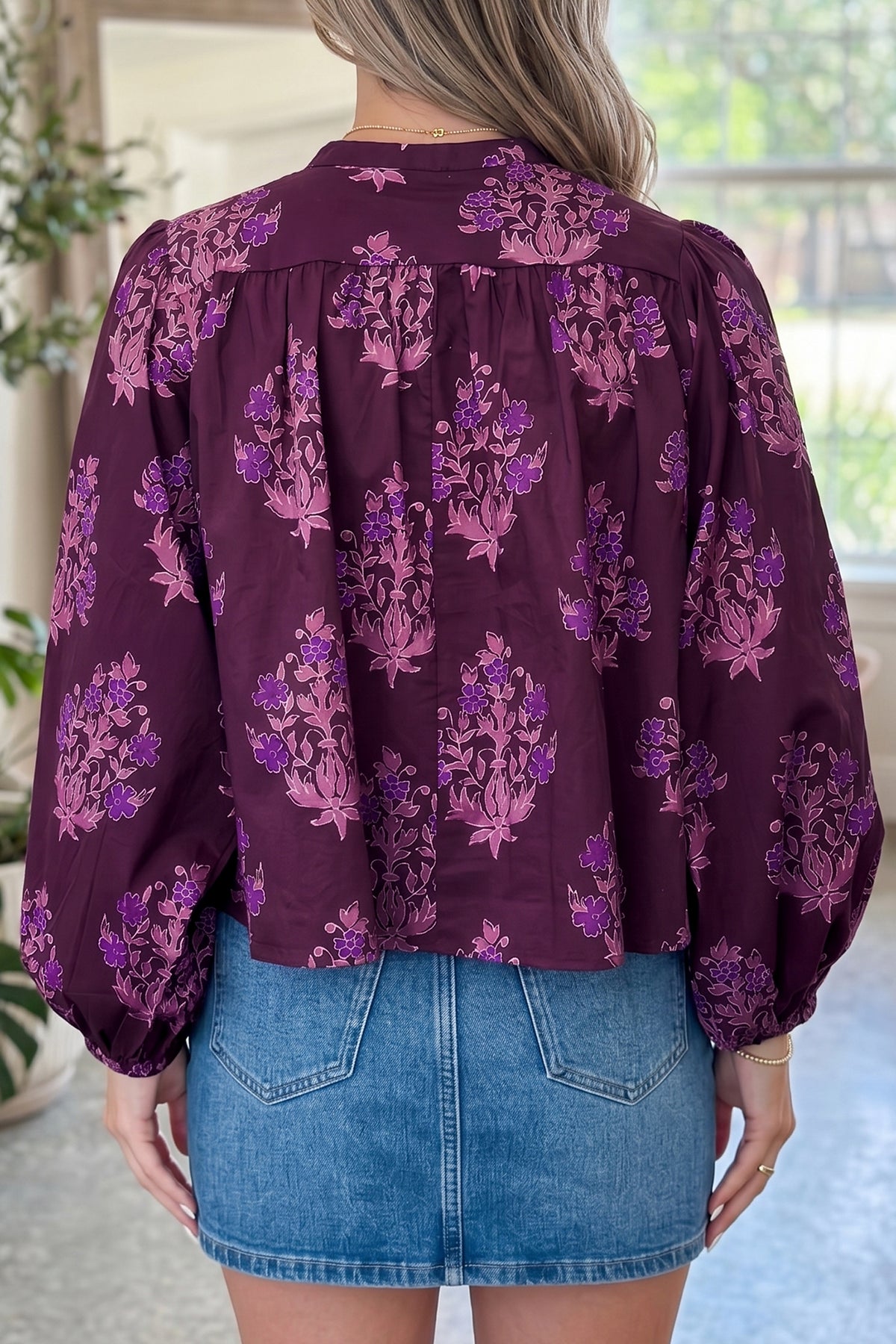 Camisa larga de manga abullonada con botones delanteros y estampado floral morado