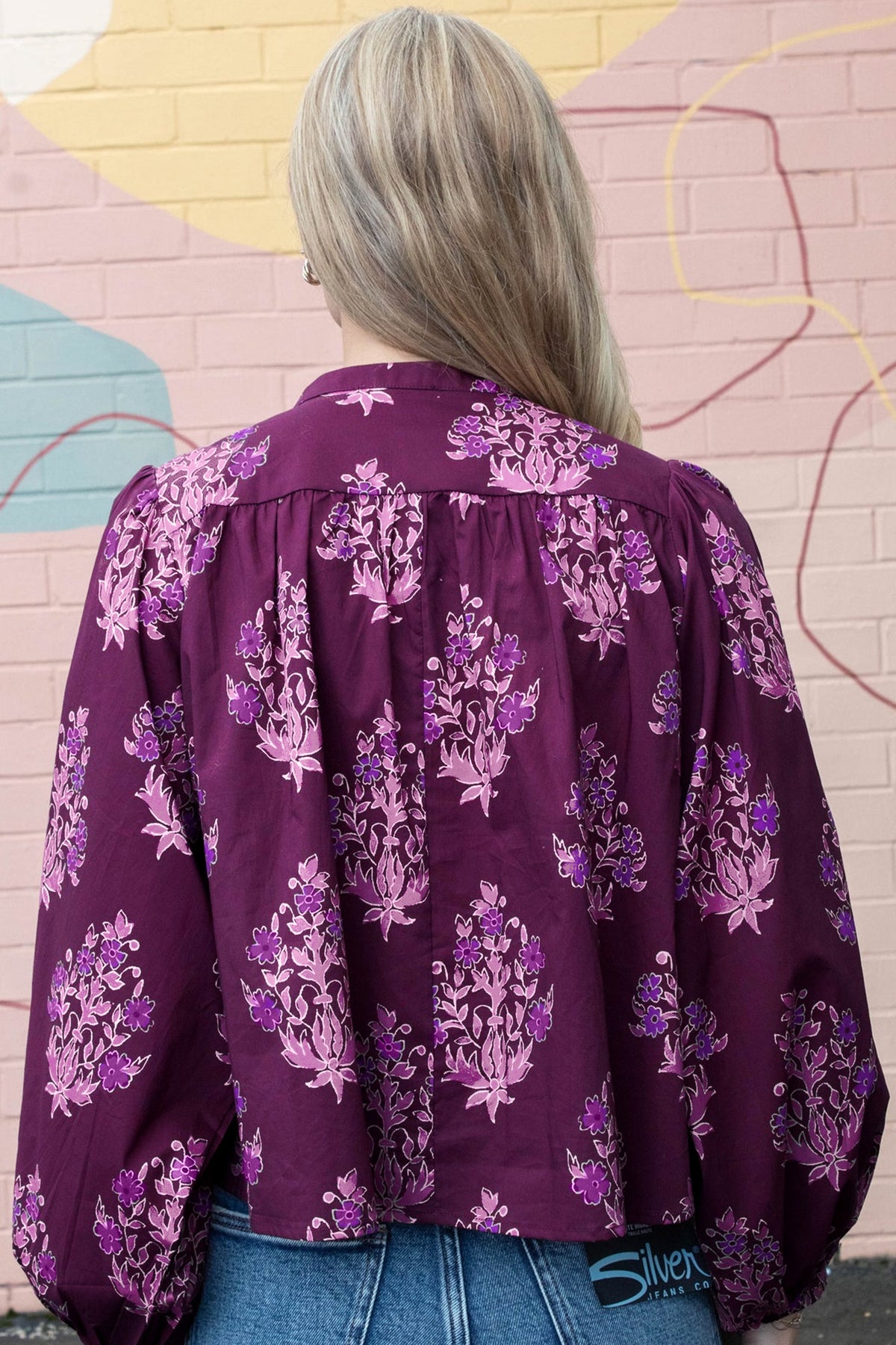 Camisa larga de manga abullonada con botones delanteros y estampado floral morado