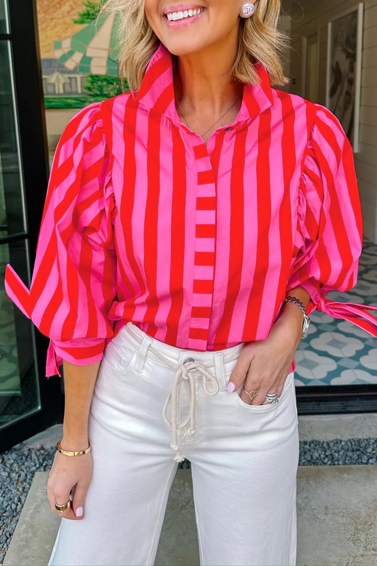 Camisa de mujer con mangas abullonadas y lazo a rayas azules