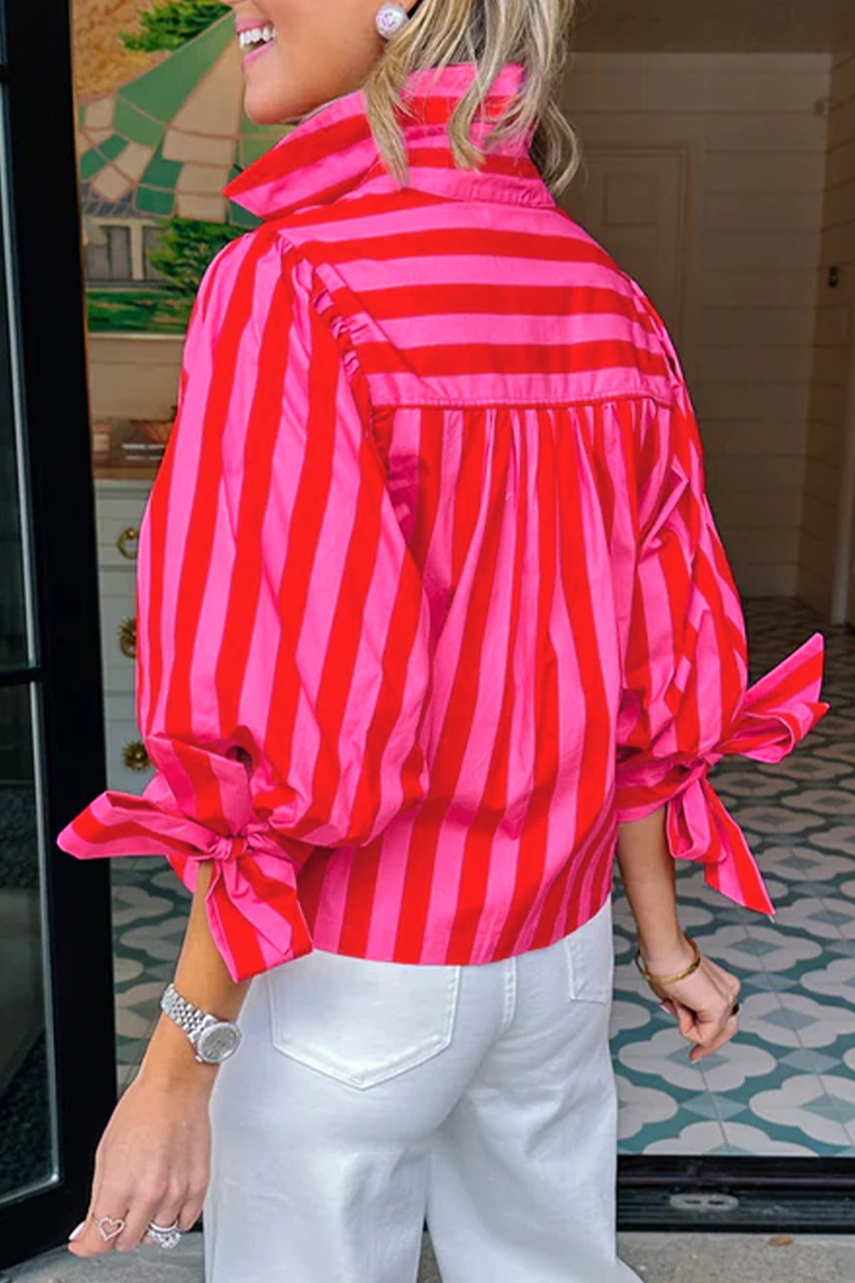 Camisa de mujer con mangas abullonadas y lazo a rayas azules