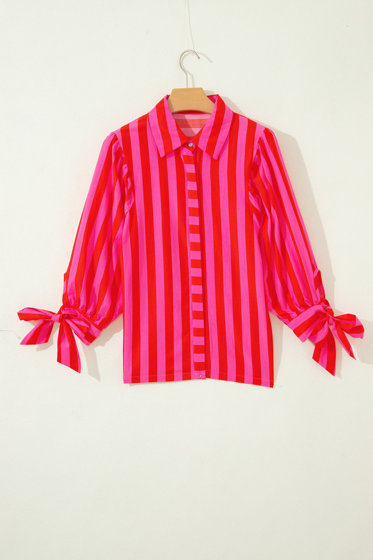 Camisa de mujer con mangas abullonadas y lazo a rayas azules