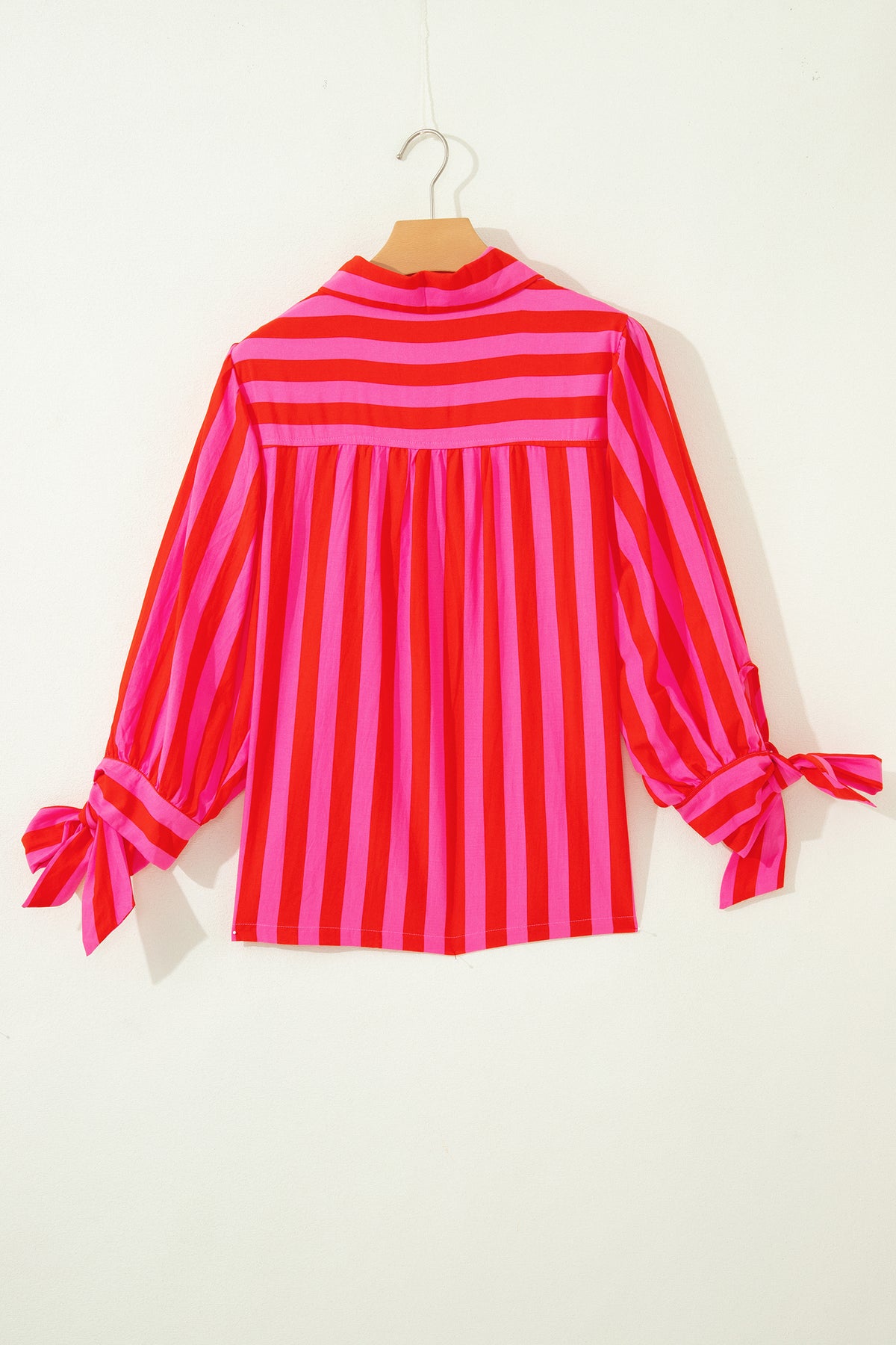 Camisa de mujer con mangas abullonadas y lazo a rayas azules