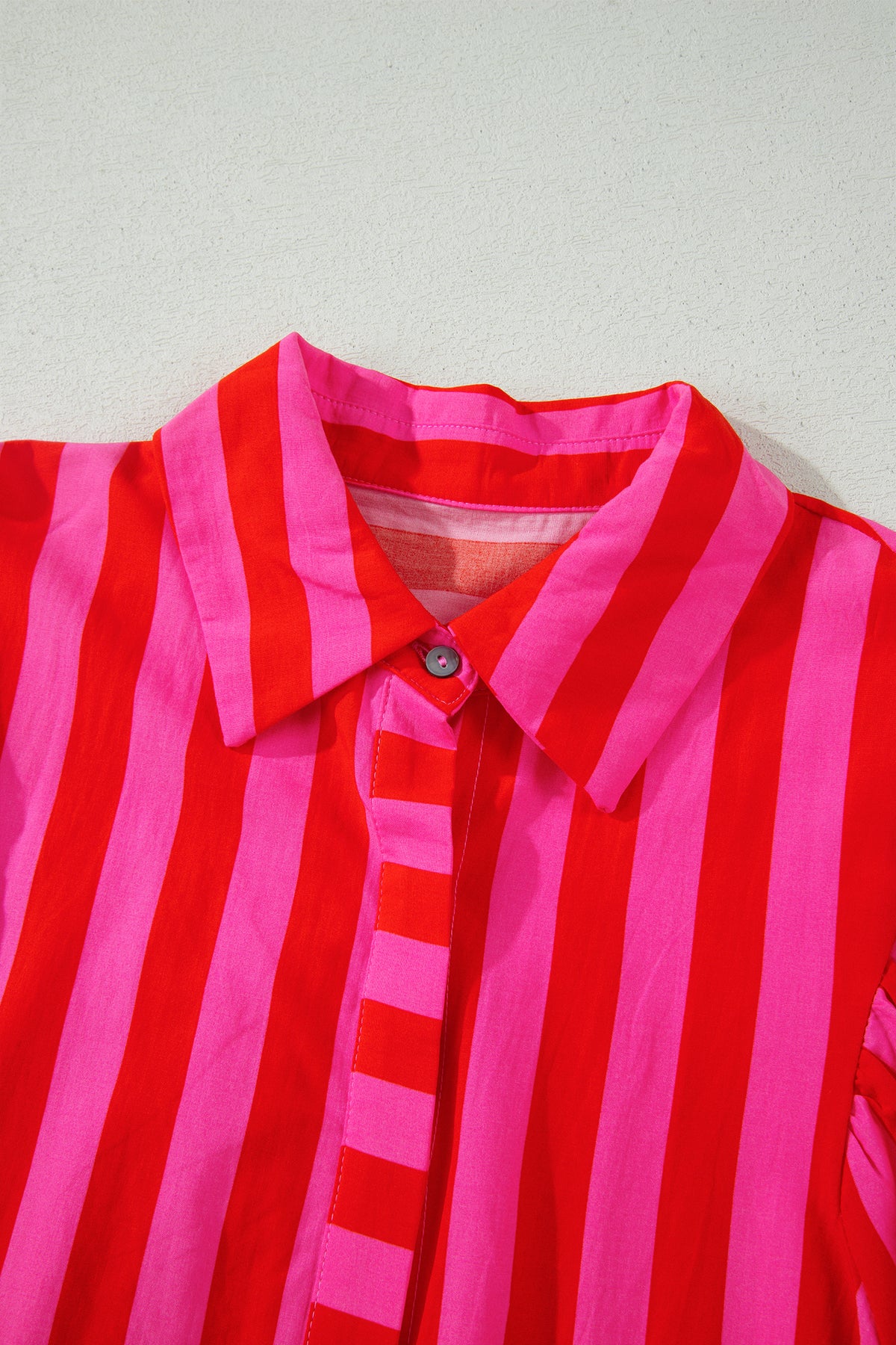 Camisa de mujer con mangas abullonadas y lazo a rayas azules