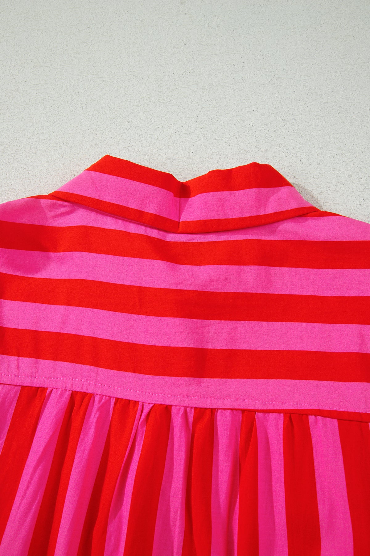 Camisa de mujer con mangas abullonadas y lazo a rayas azules