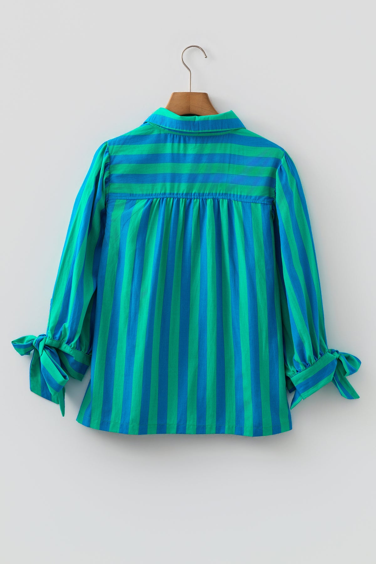 Camisa de mujer con mangas abullonadas y lazo a rayas azules
