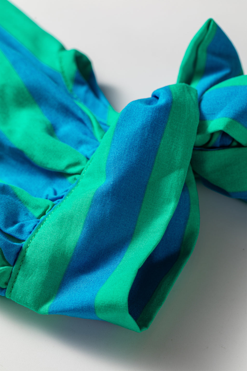Camisa de mujer con mangas abullonadas y lazo a rayas azules
