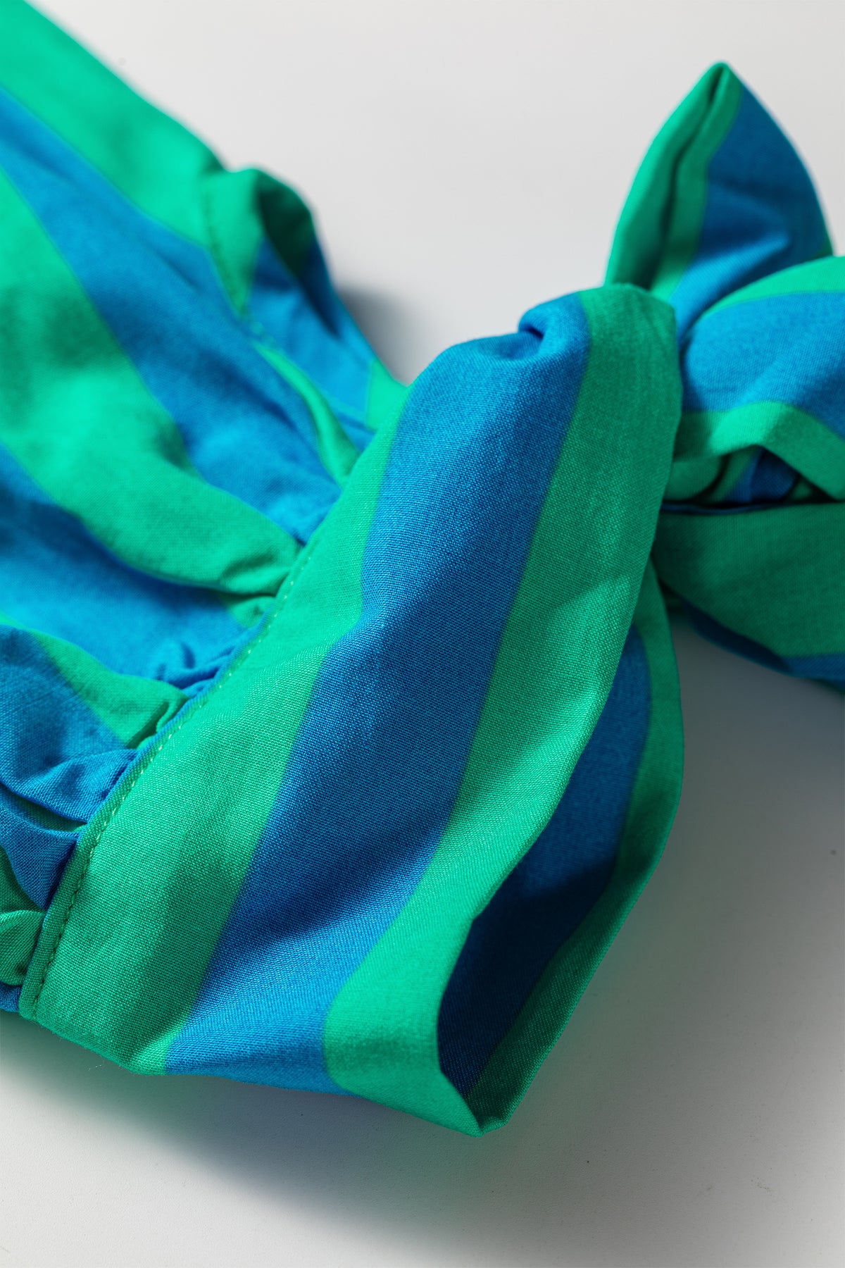 Camisa de mujer con mangas abullonadas y lazo a rayas azules