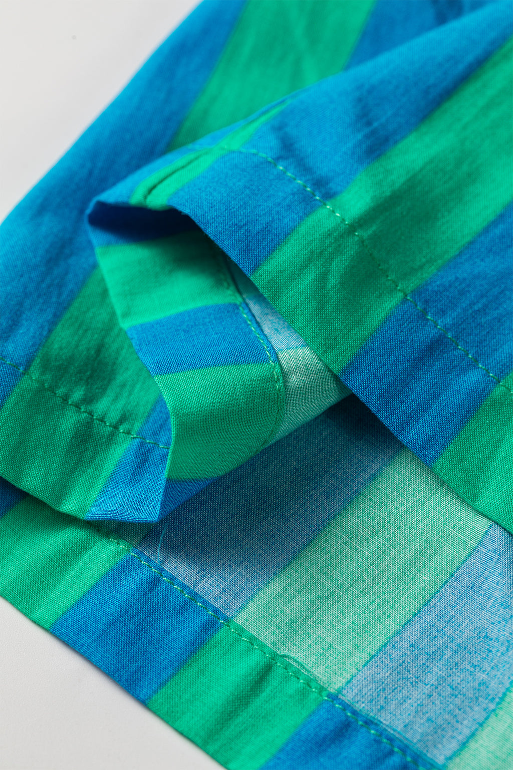 Camisa de mujer con mangas abullonadas y lazo a rayas azules