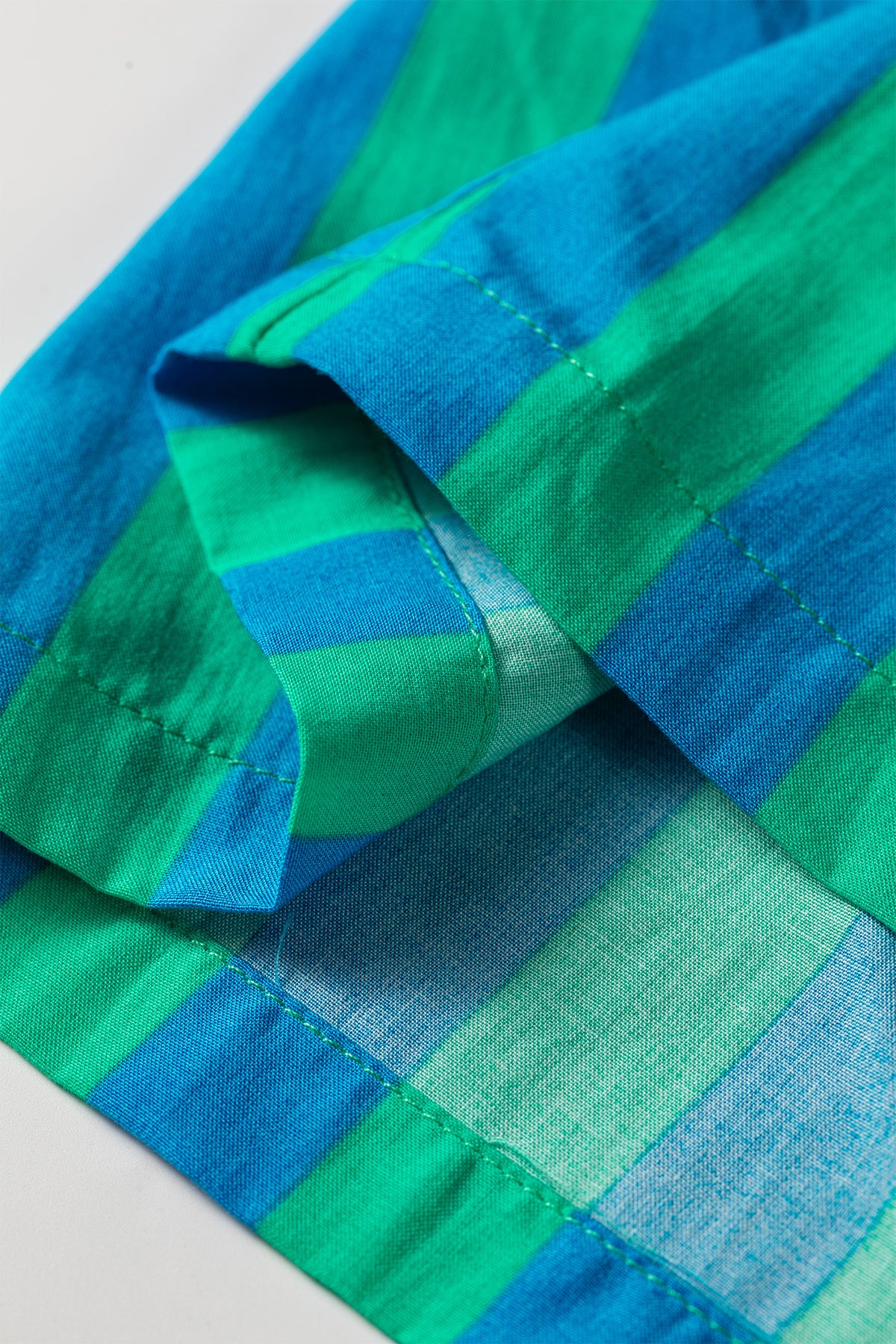 Camisa de mujer con mangas abullonadas y lazo a rayas azules