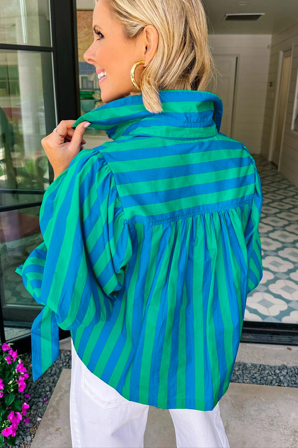 Camisa de mujer con mangas abullonadas y lazo a rayas azules