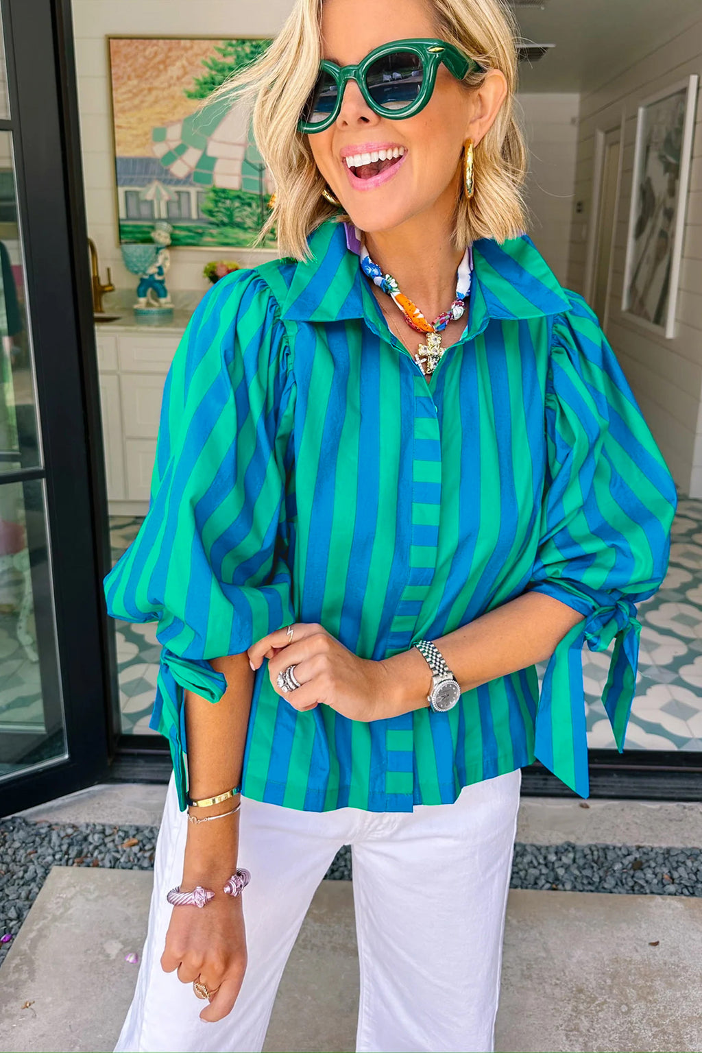 Camisa de mujer con mangas abullonadas y lazo a rayas azules