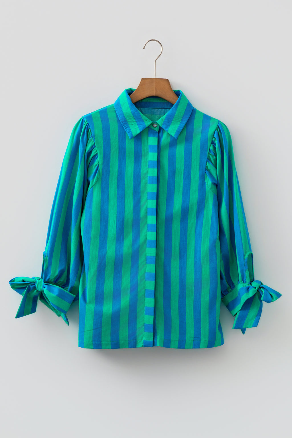 Camisa de mujer con mangas abullonadas y lazo a rayas azules