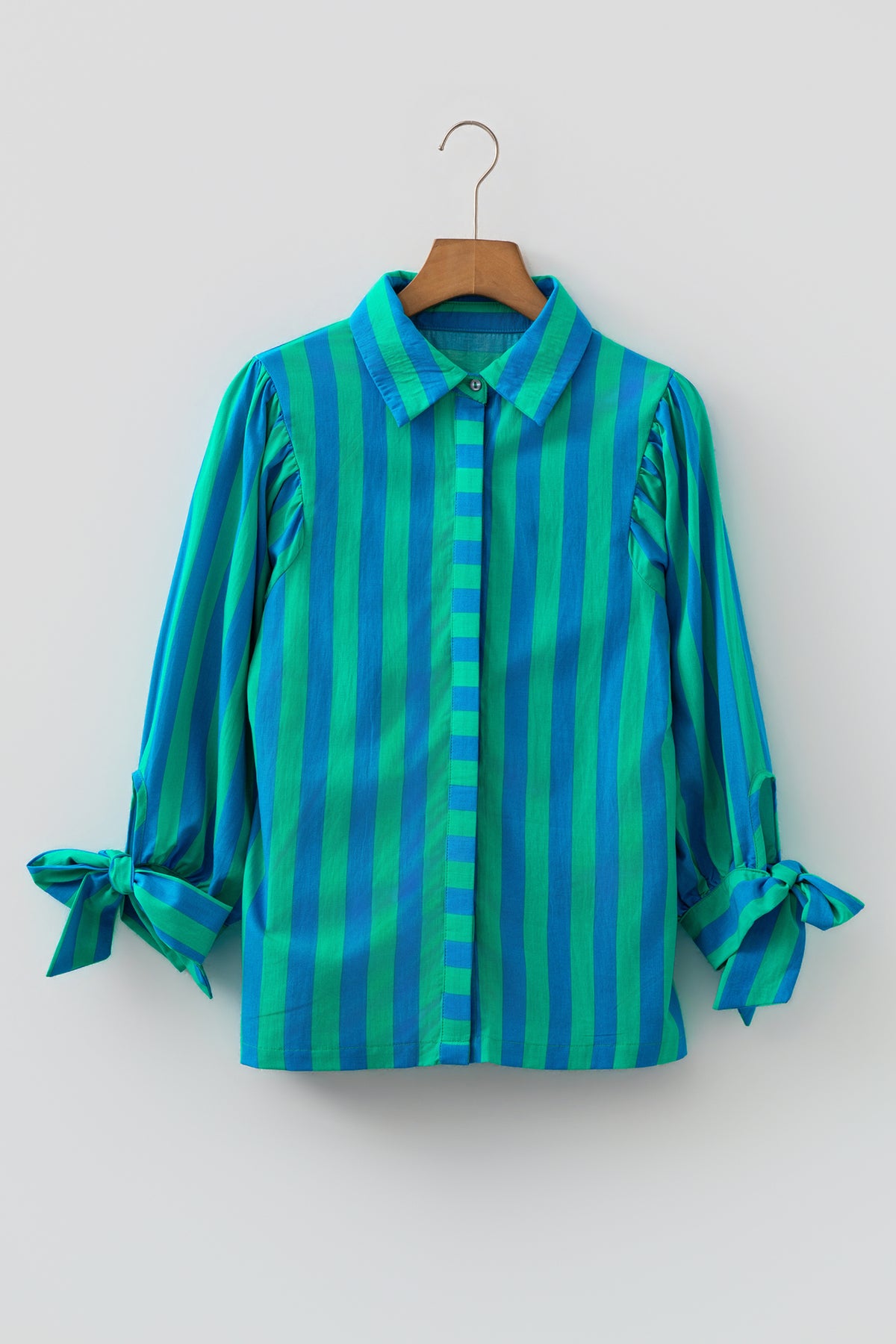 Camisa de mujer con mangas abullonadas y lazo a rayas azules