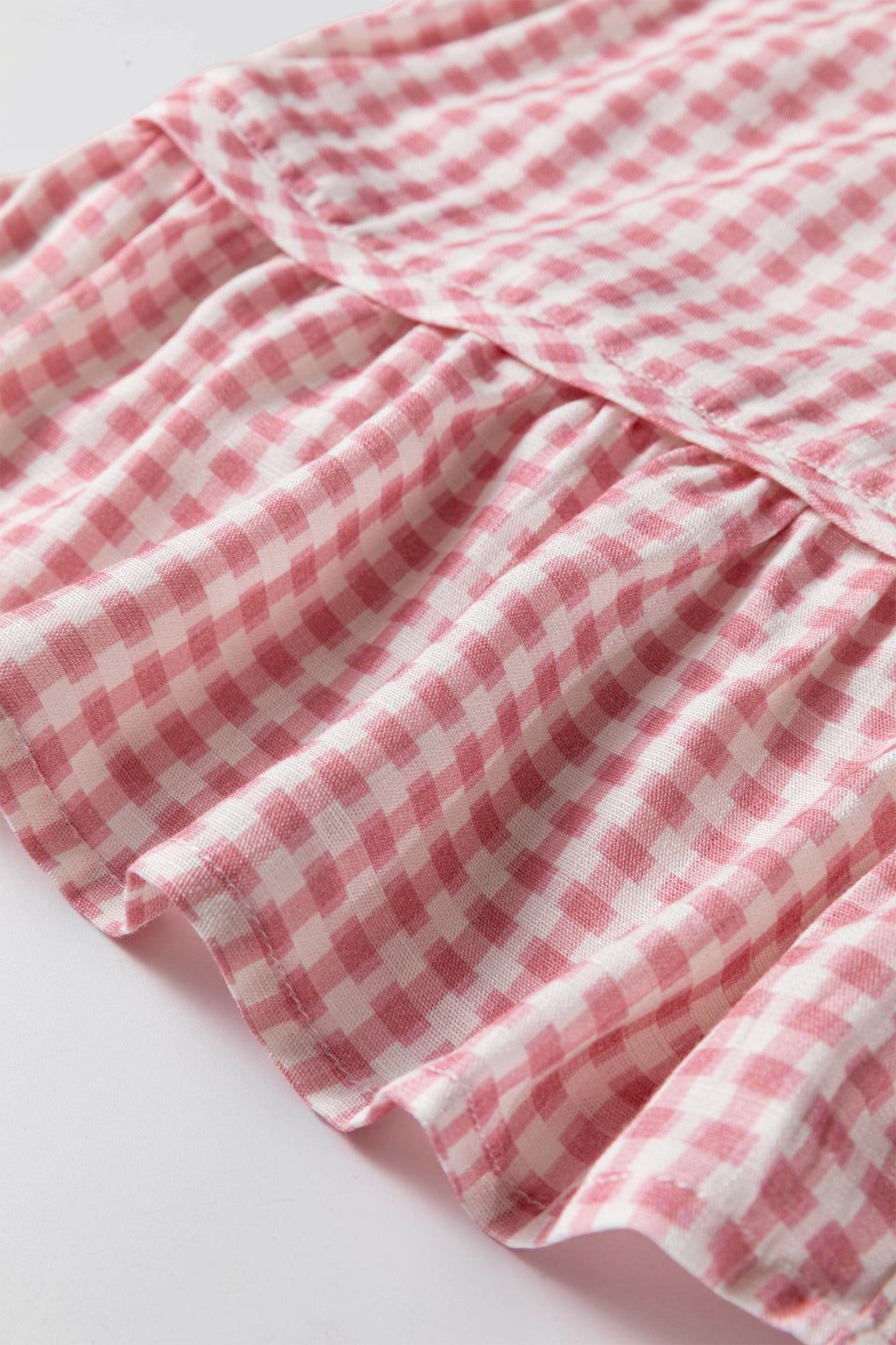 Camisa abotonada de manga corta con volantes y bajo a cuadros rosas