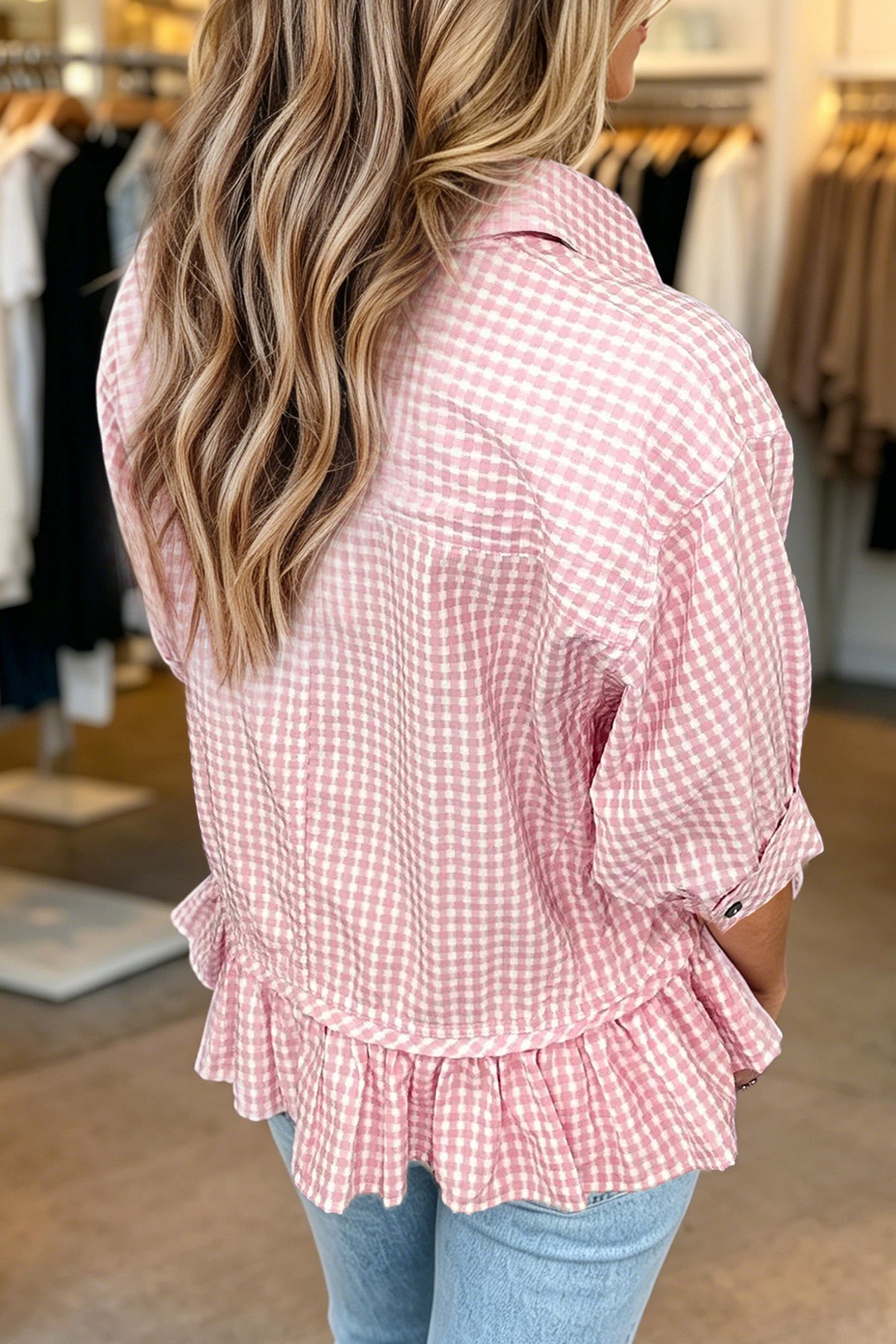 Camisa abotonada de manga corta con volantes y bajo a cuadros rosas