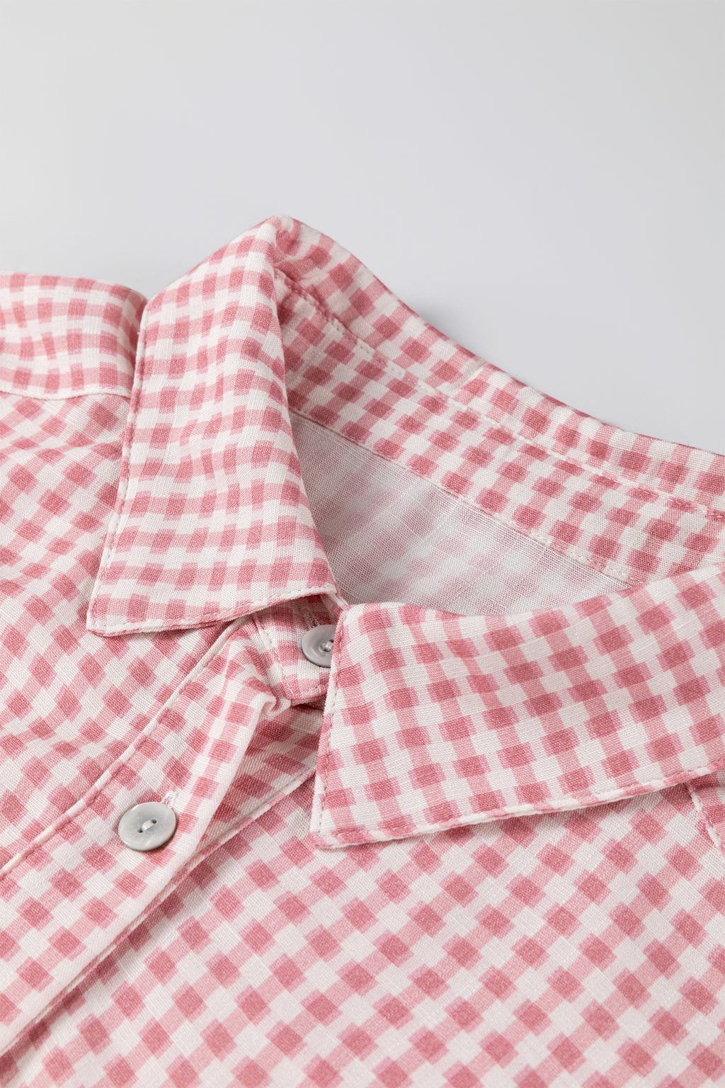 Camisa abotonada de manga corta con volantes y bajo a cuadros rosas