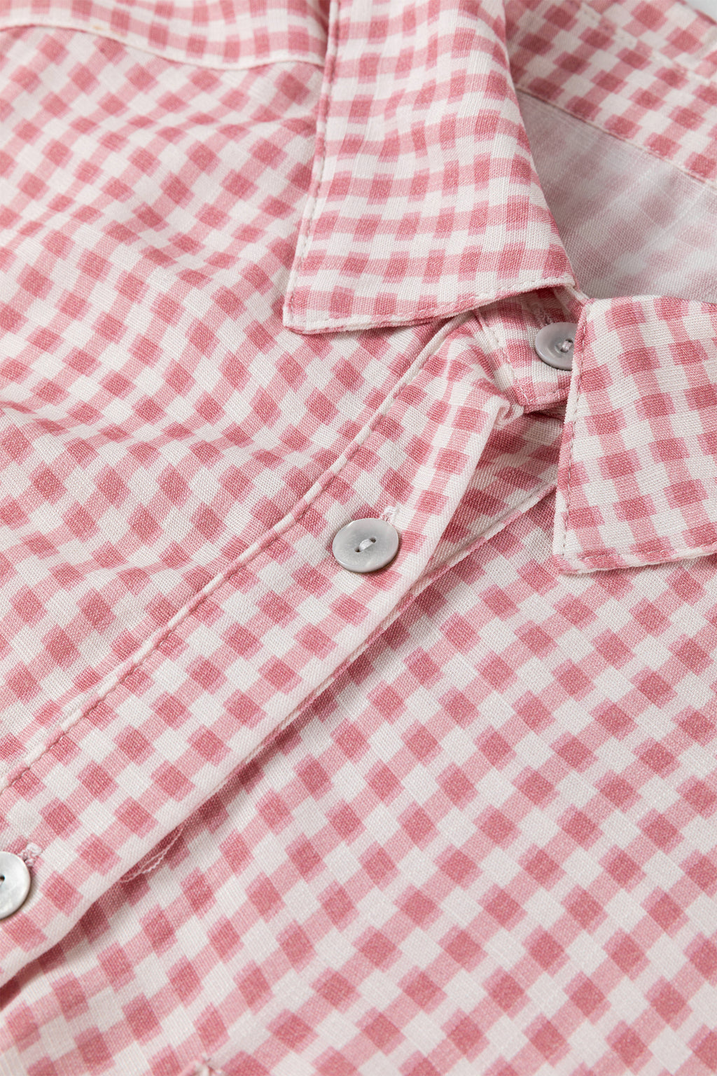Camisa abotonada de manga corta con volantes y bajo a cuadros rosas