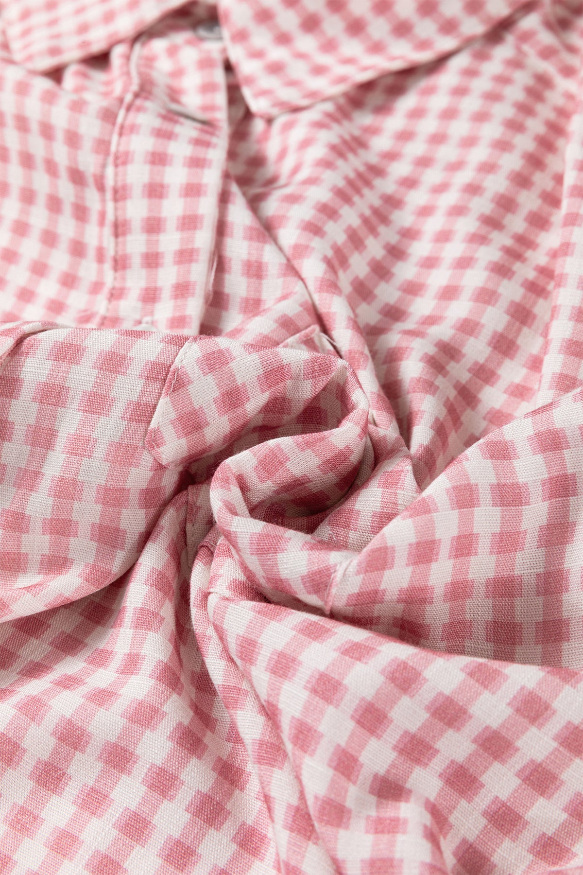 Camisa abotonada de manga corta con volantes y bajo a cuadros rosas