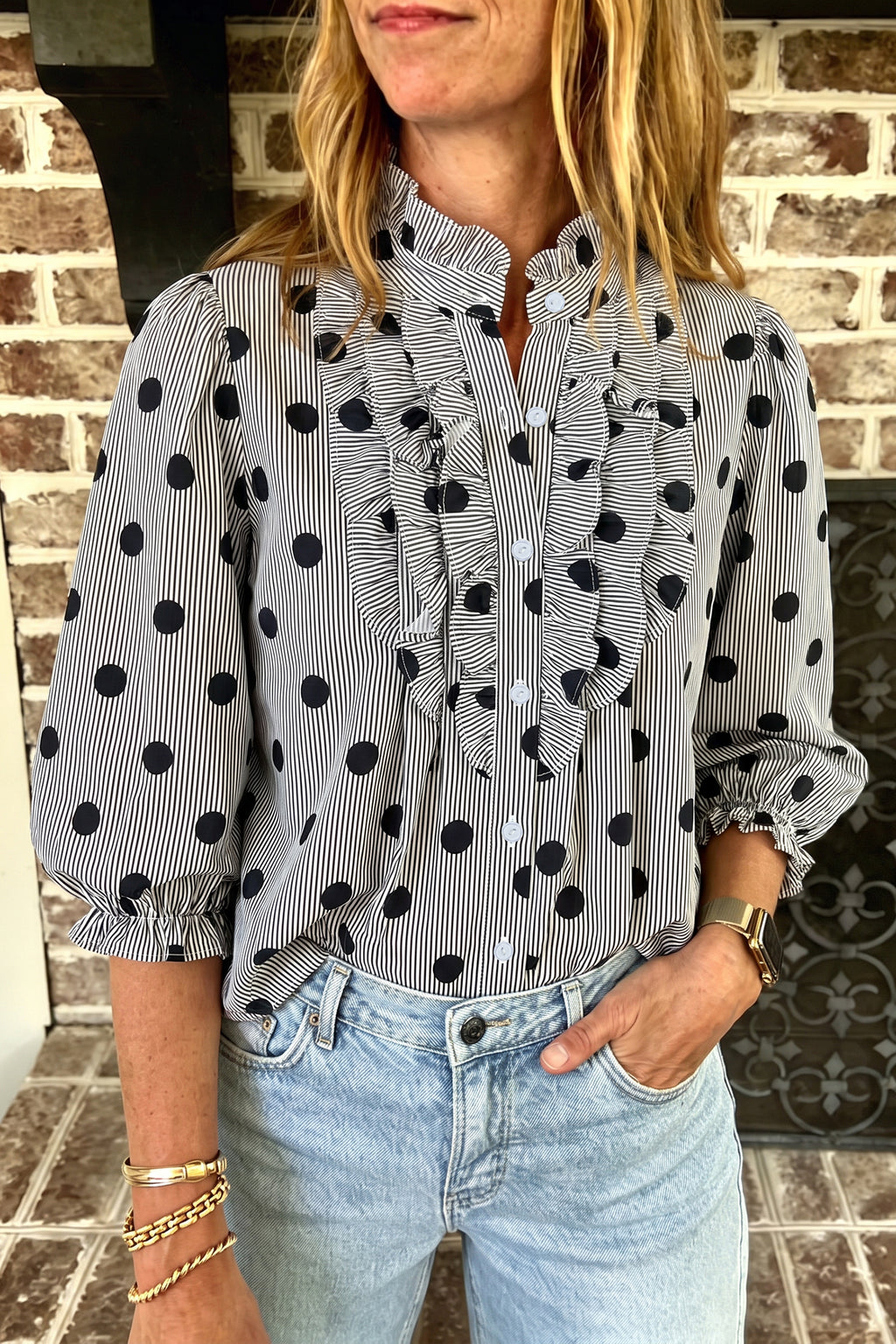 Camisa de manga tres cuartos con cuello alto, cuello alto y estampado de rayas y lunares rojos intensos.