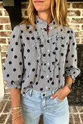 Camisa de manga tres cuartos con cuello alto, cuello alto y estampado de rayas y lunares rojos intensos.