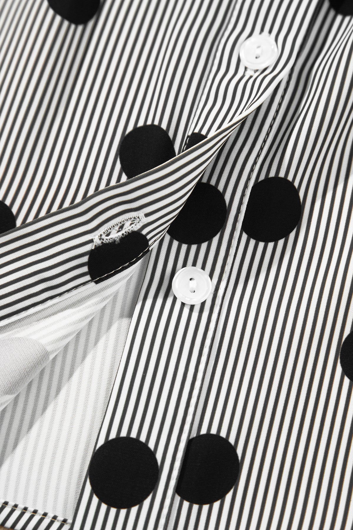 Camisa de manga tres cuartos con cuello alto, cuello alto y estampado de rayas y lunares rojos intensos.