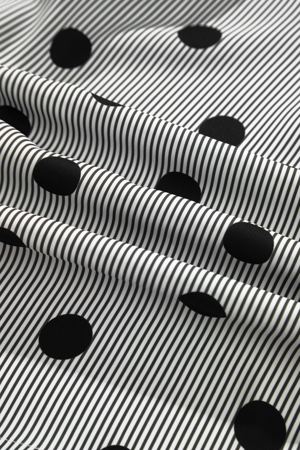 Camisa de manga tres cuartos con cuello alto, cuello alto y estampado de rayas y lunares rojos intensos.