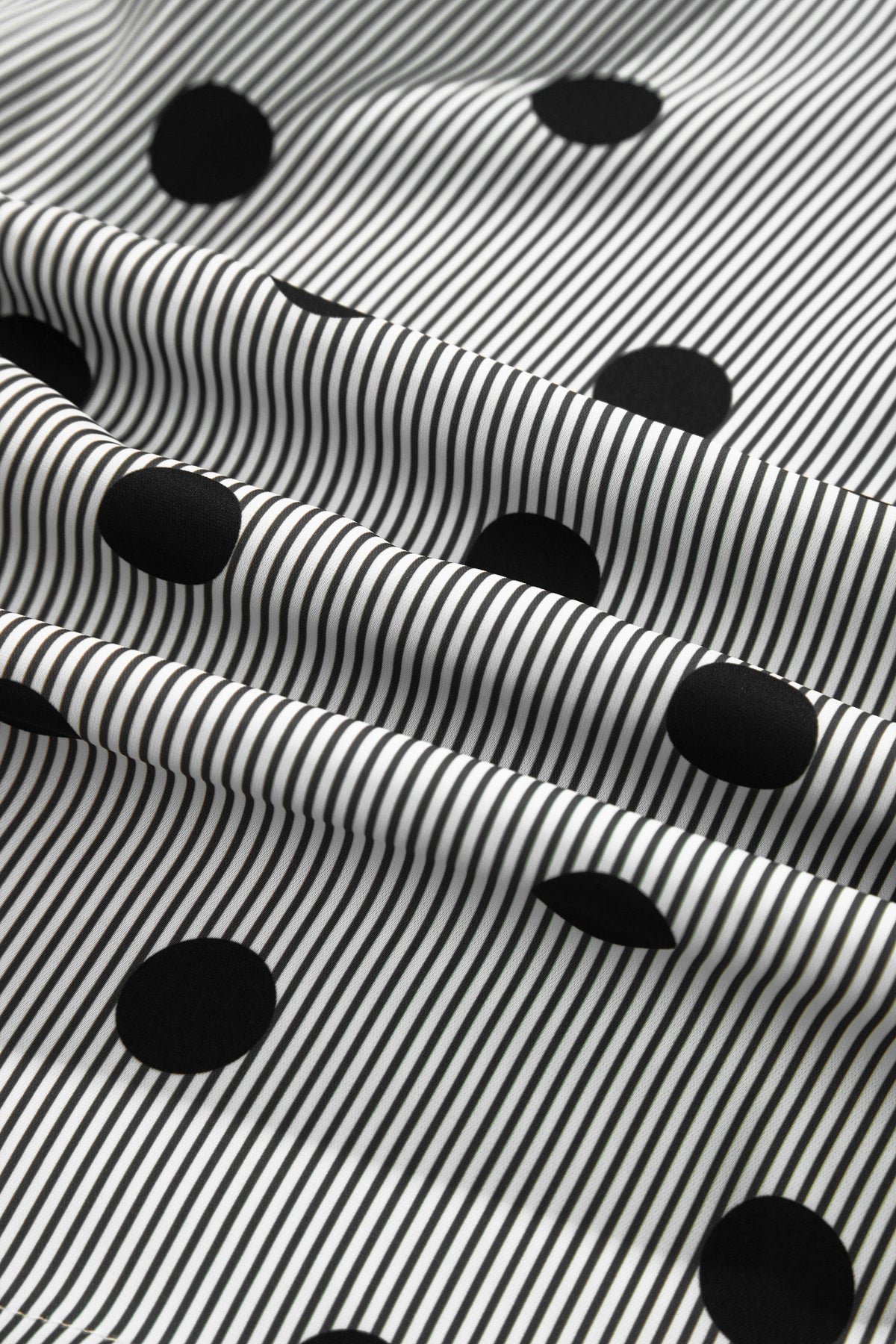 Camisa de manga tres cuartos con cuello alto, cuello alto y estampado de rayas y lunares rojos intensos.