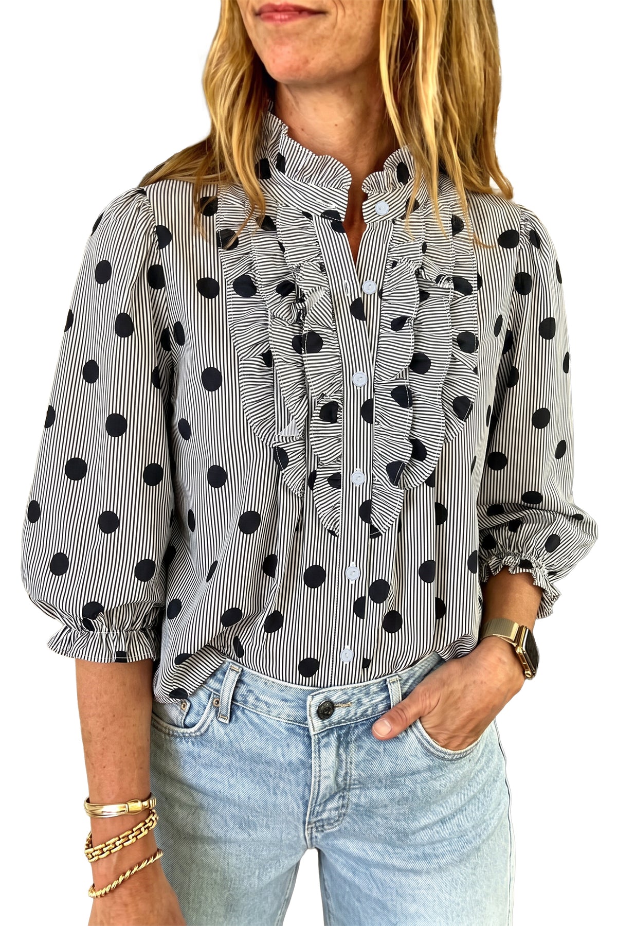 Camisa de manga tres cuartos con cuello alto, cuello alto y estampado de rayas y lunares rojos intensos.