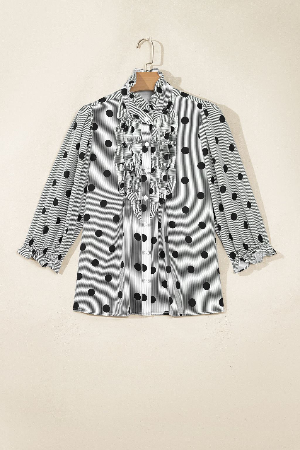 Camisa de manga tres cuartos con cuello alto, cuello alto y estampado de rayas y lunares rojos intensos.
