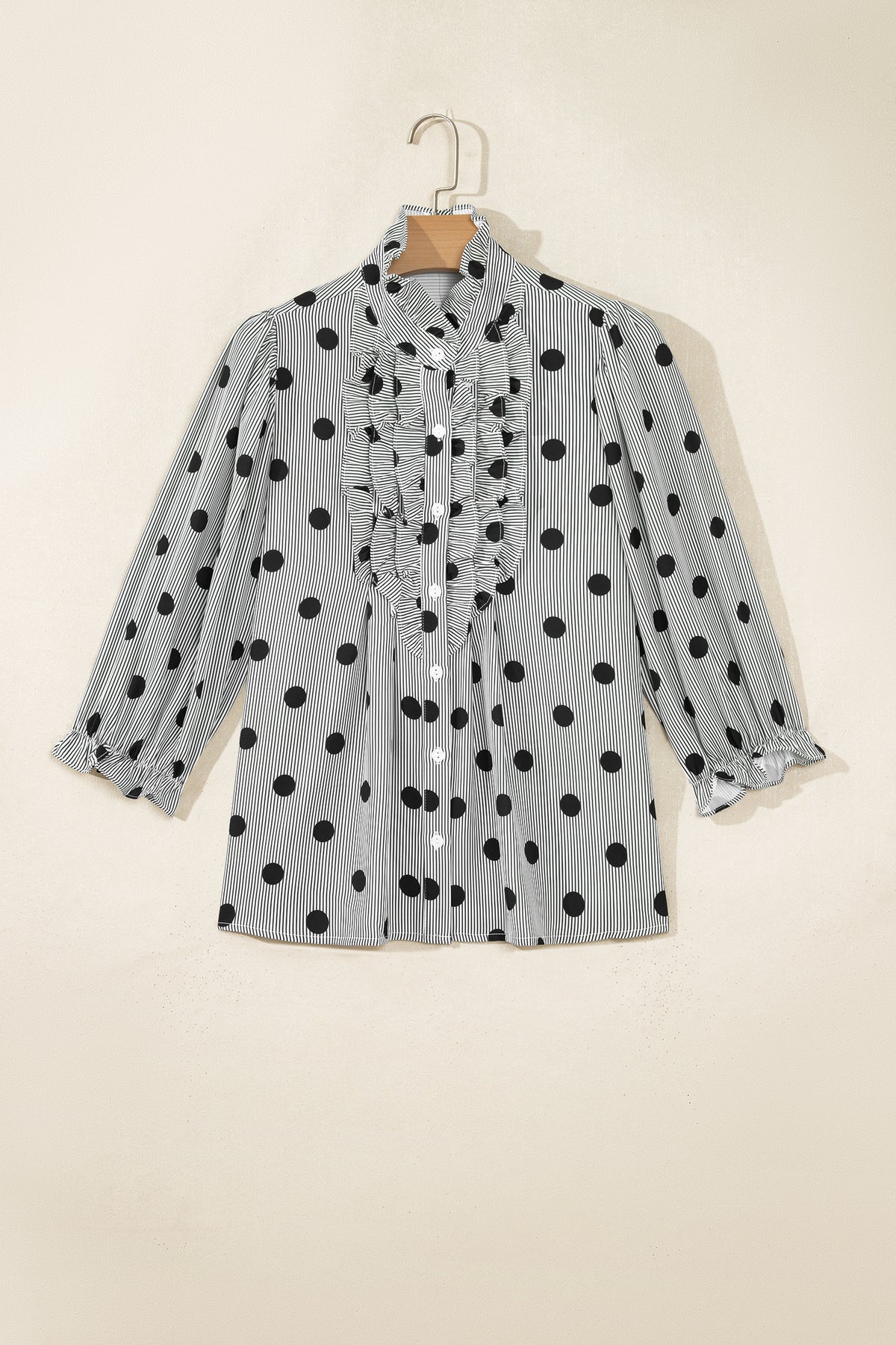 Camisa de manga tres cuartos con cuello alto, cuello alto y estampado de rayas y lunares rojos intensos.