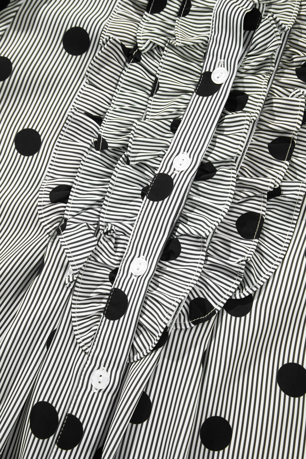 Camisa de manga tres cuartos con cuello alto, cuello alto y estampado de rayas y lunares rojos intensos.