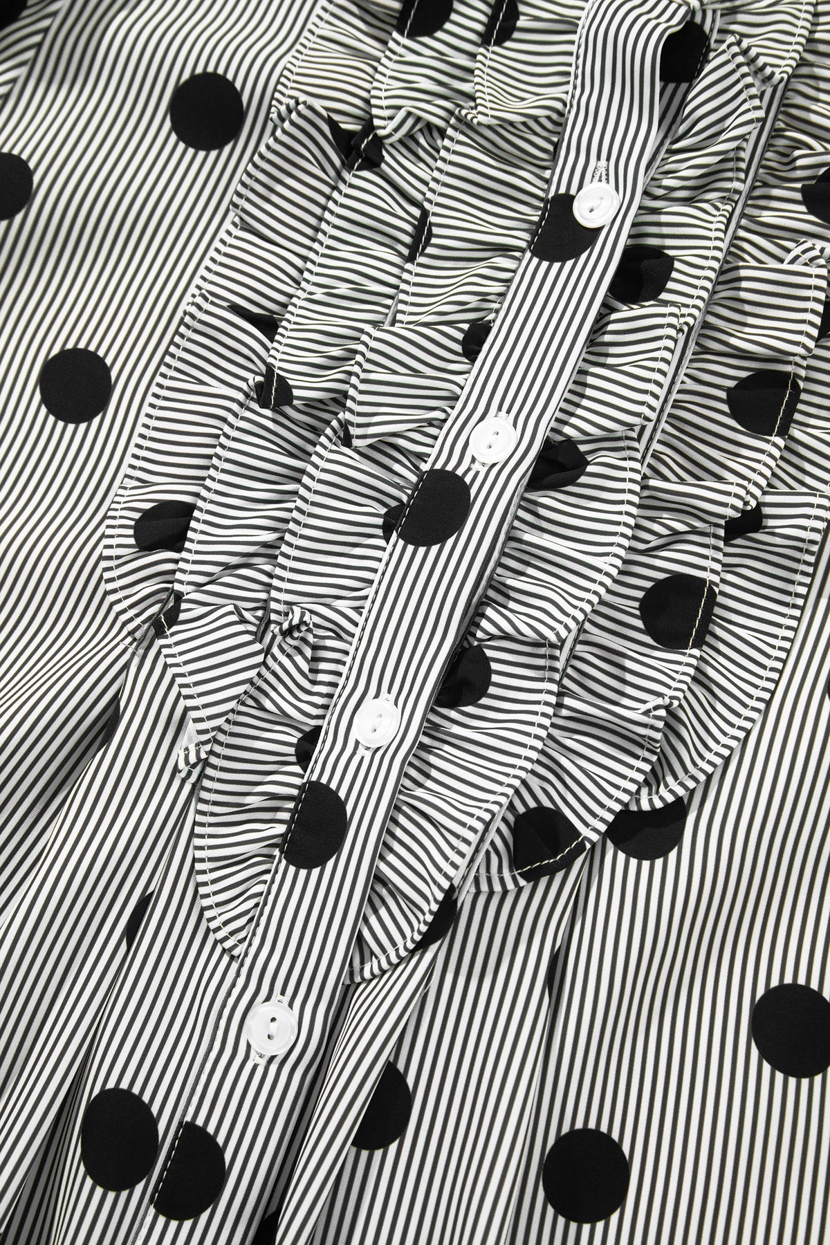 Camisa de manga tres cuartos con cuello alto, cuello alto y estampado de rayas y lunares rojos intensos.