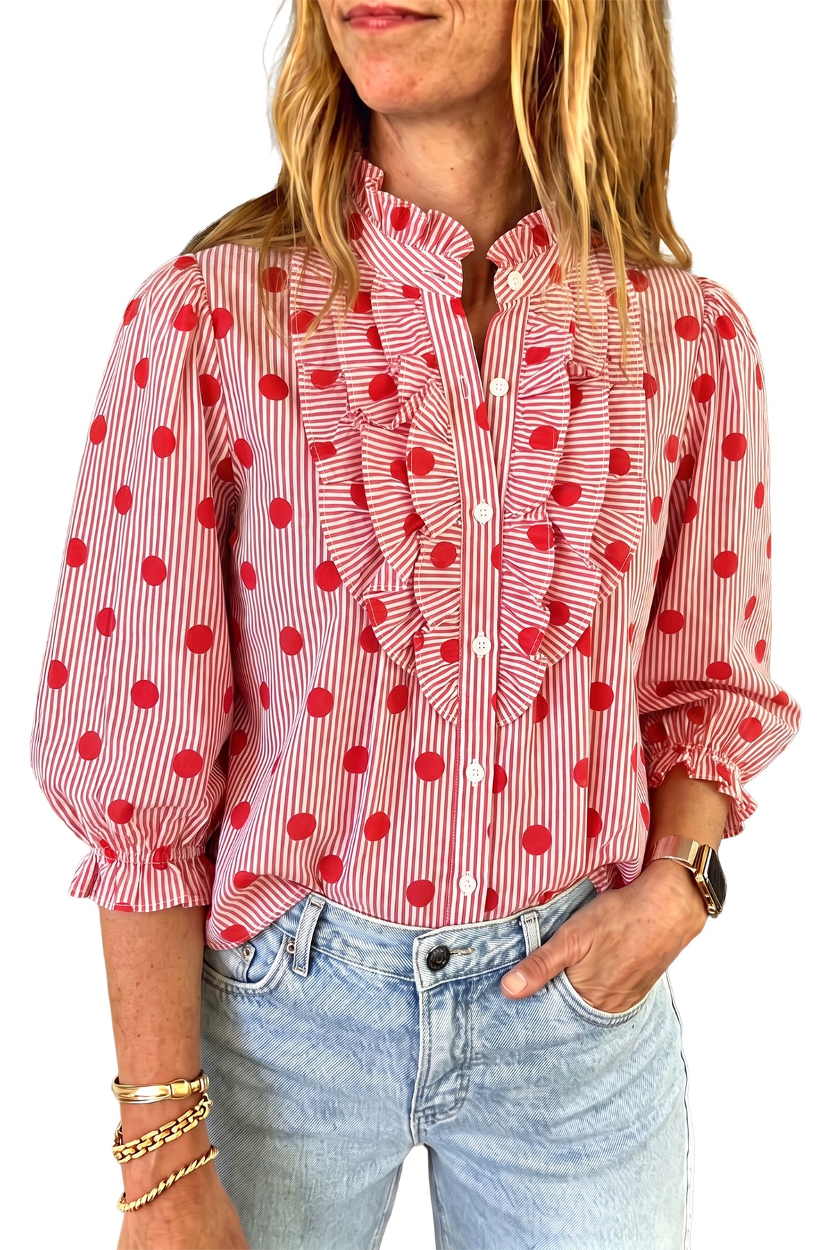 Camisa de manga tres cuartos con cuello alto, cuello alto y estampado de rayas y lunares rojos intensos.