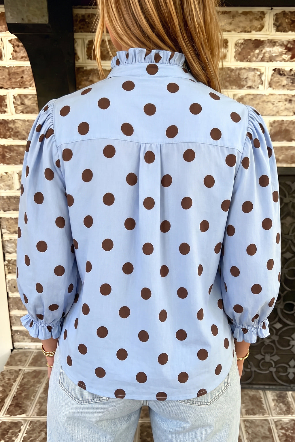 Camisa de manga tres cuartos con cuello alto, cuello alto y estampado de rayas y lunares rojos intensos.