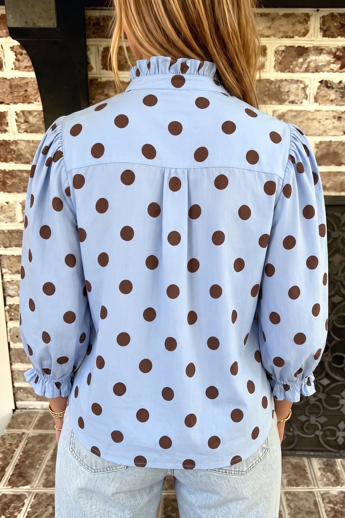 Camisa de manga tres cuartos con cuello alto, cuello alto y estampado de rayas y lunares rojos intensos.
