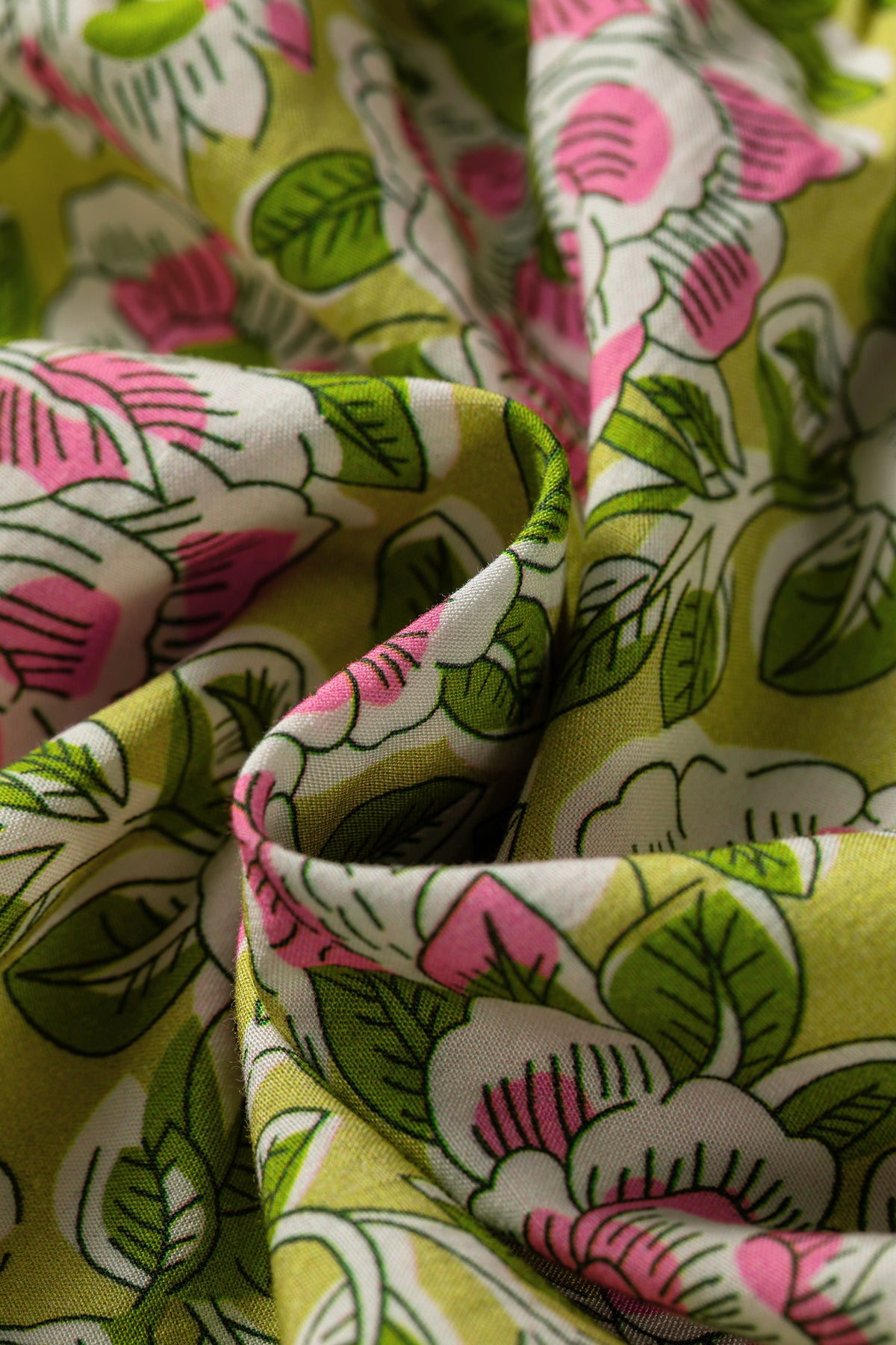Camiseta sin mangas estilo babydoll con tirantes anudados y estampado floral verde