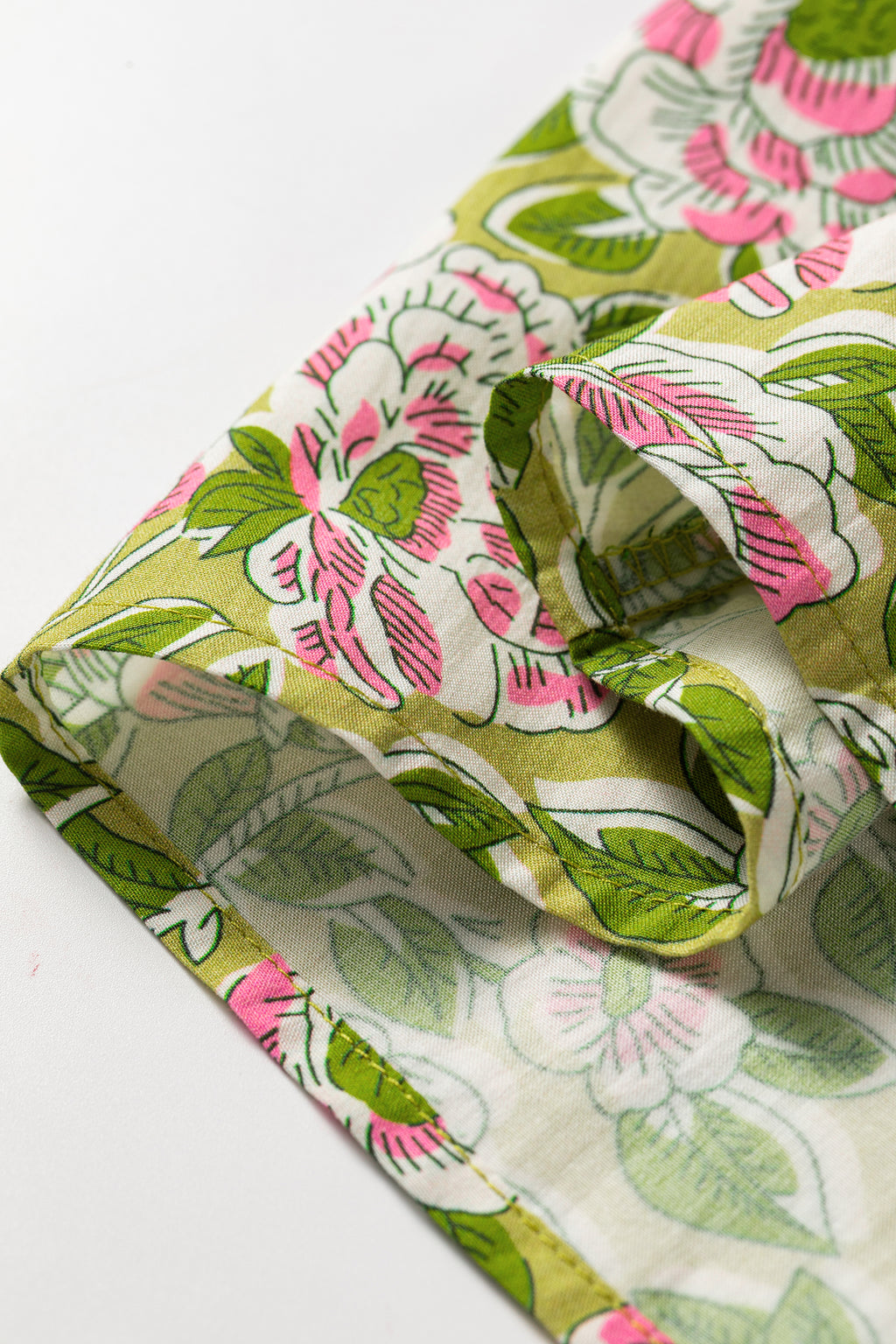 Camiseta sin mangas estilo babydoll con tirantes anudados y estampado floral verde