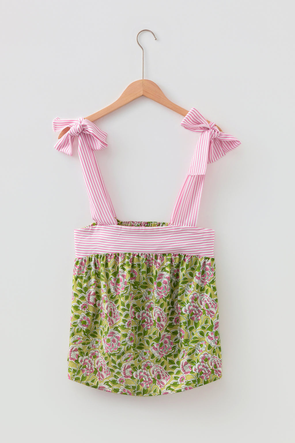 Camiseta sin mangas estilo babydoll con tirantes anudados y estampado floral verde