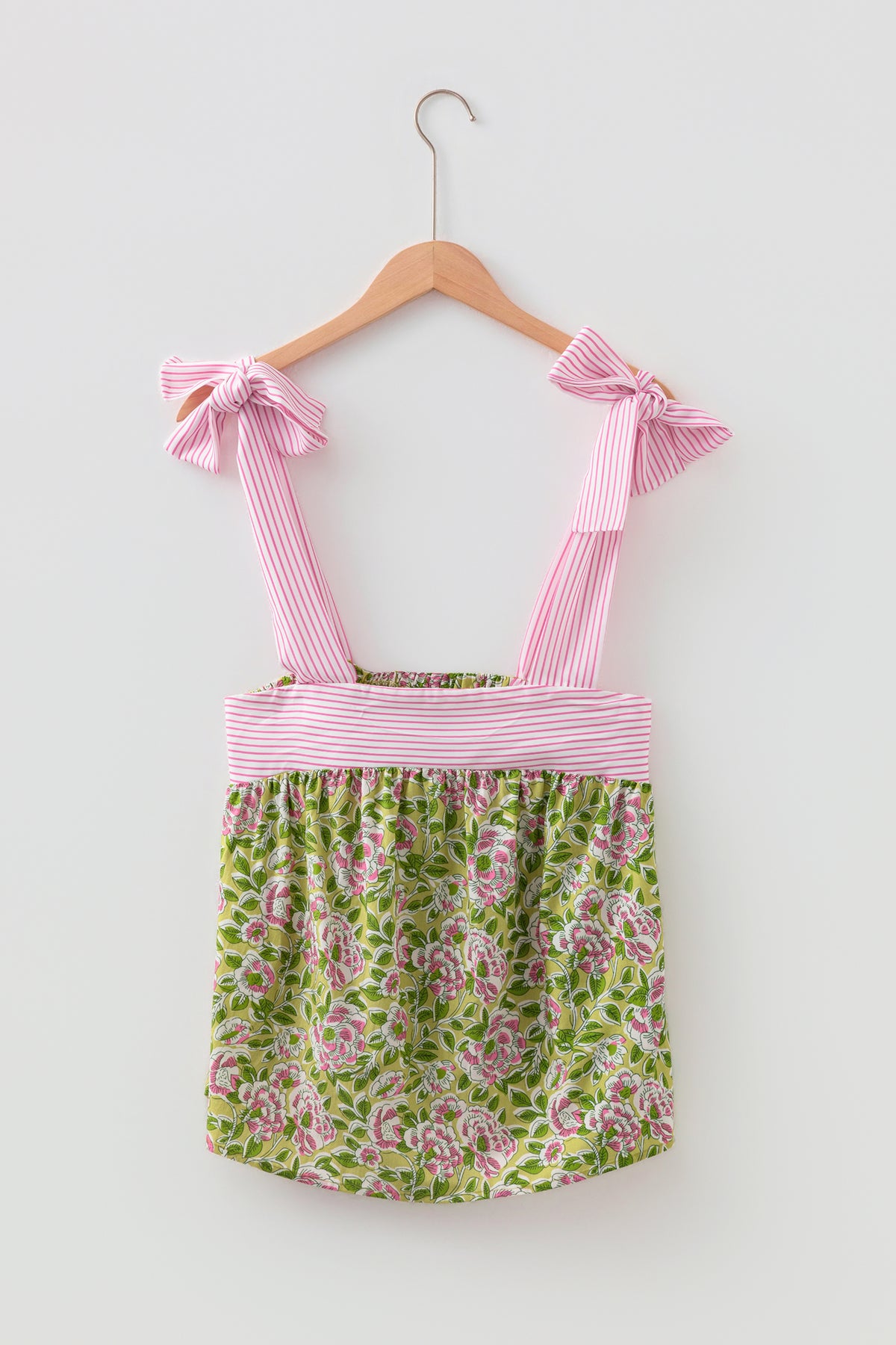 Camiseta sin mangas estilo babydoll con tirantes anudados y estampado floral verde