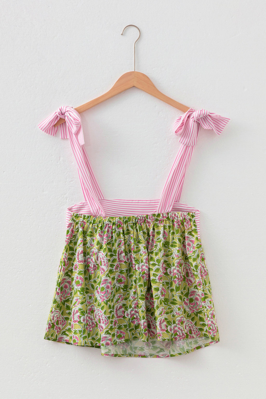 Camiseta sin mangas estilo babydoll con tirantes anudados y estampado floral verde