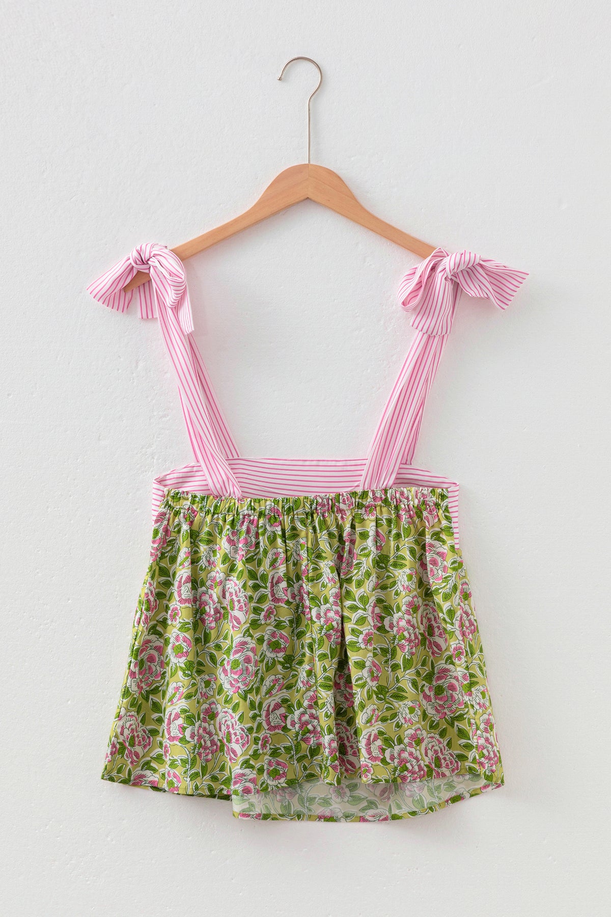 Camiseta sin mangas estilo babydoll con tirantes anudados y estampado floral verde
