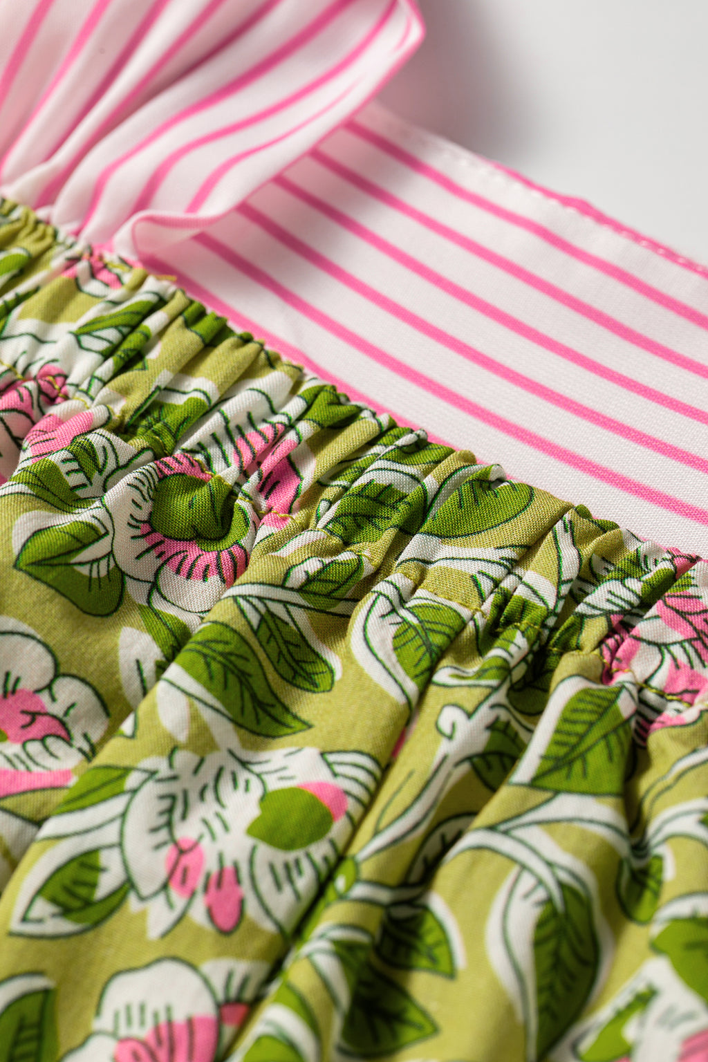 Camiseta sin mangas estilo babydoll con tirantes anudados y estampado floral verde