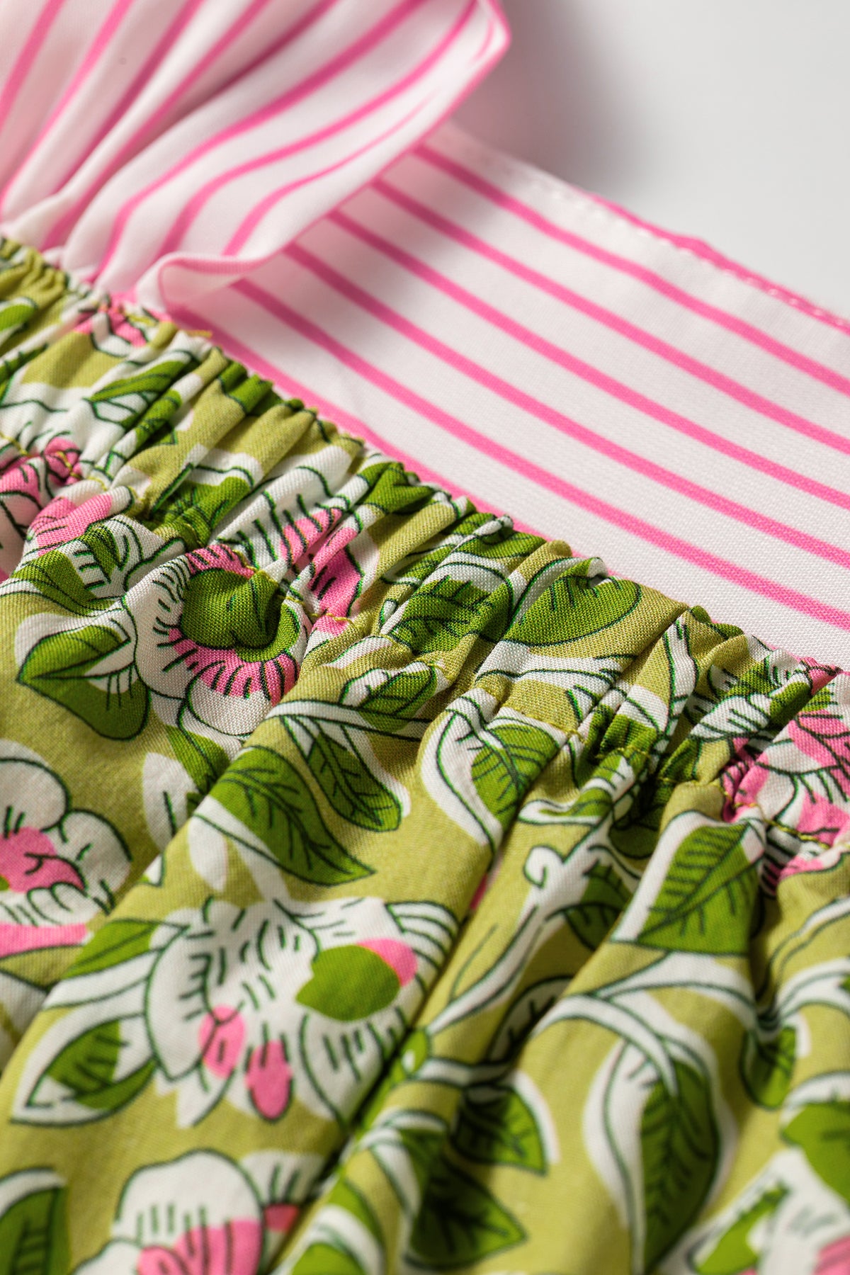 Camiseta sin mangas estilo babydoll con tirantes anudados y estampado floral verde