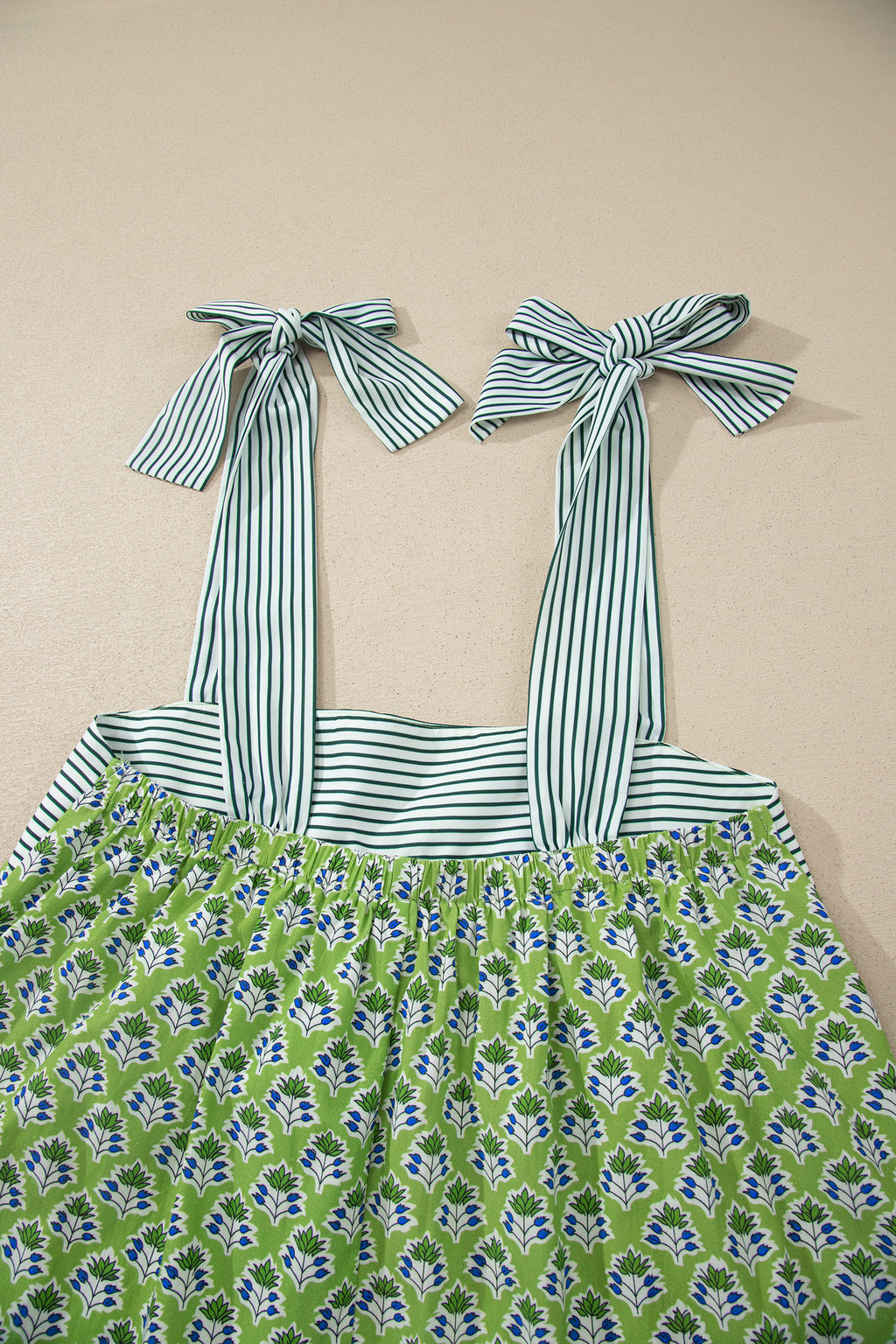 Camiseta sin mangas estilo babydoll con tirantes anudados y estampado floral verde