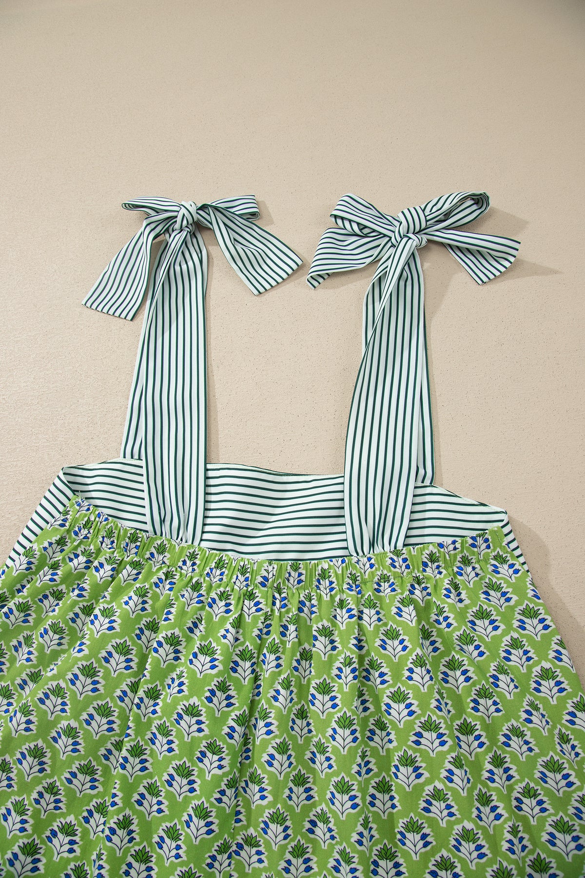 Camiseta sin mangas estilo babydoll con tirantes anudados y estampado floral verde