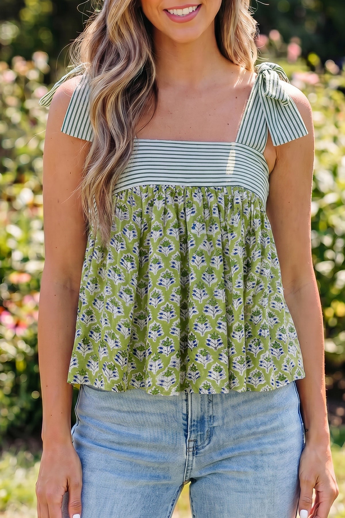 Camiseta sin mangas estilo babydoll con tirantes anudados y estampado floral verde