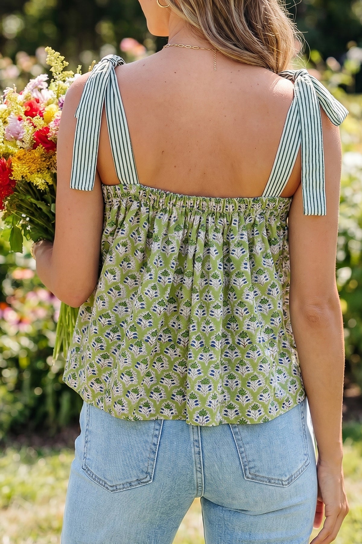 Camiseta sin mangas estilo babydoll con tirantes anudados y estampado floral verde
