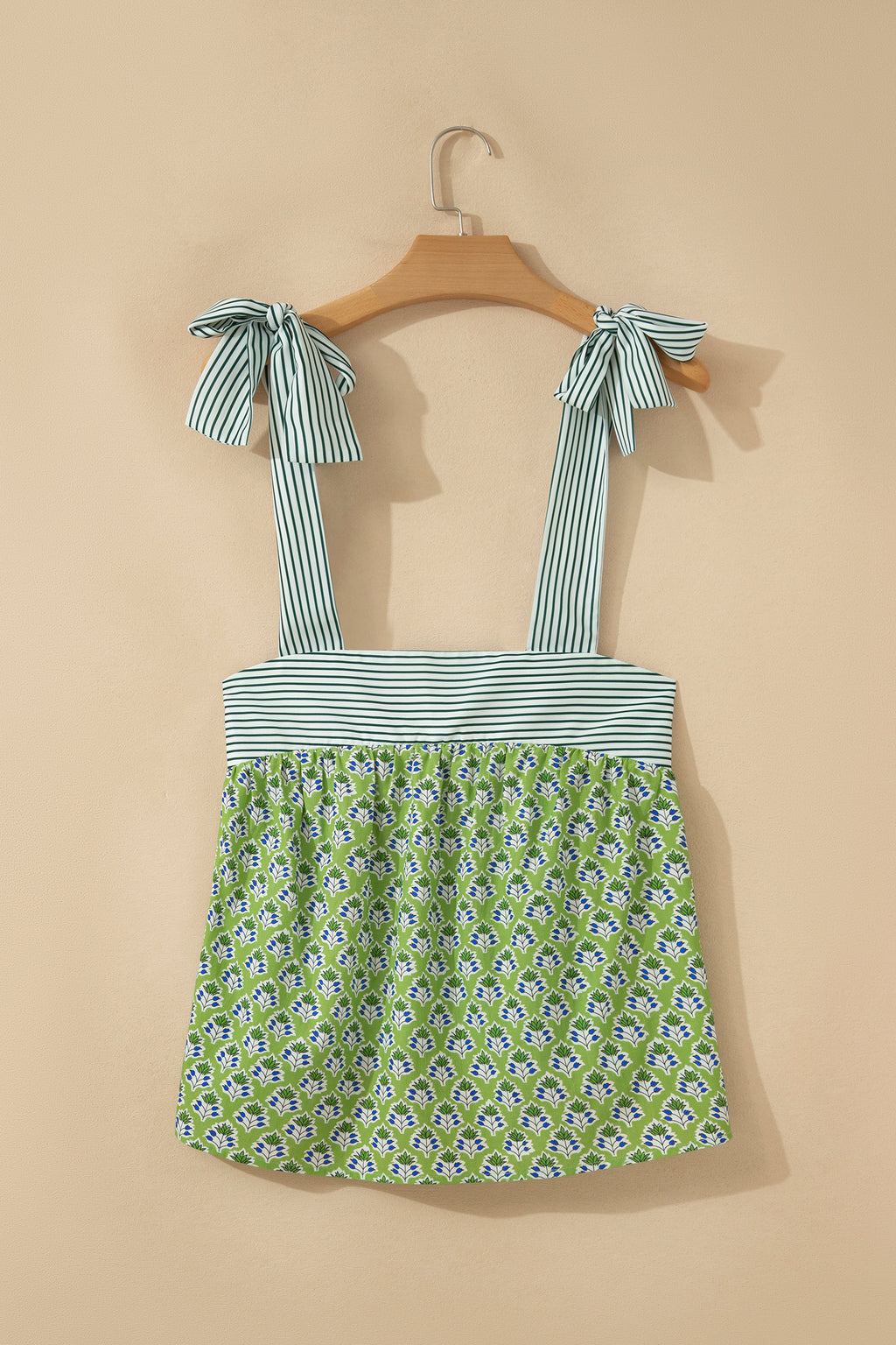 Camiseta sin mangas estilo babydoll con tirantes anudados y estampado floral verde