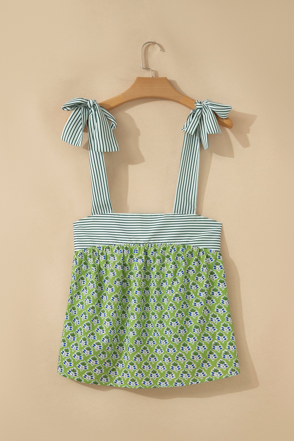 Camiseta sin mangas estilo babydoll con tirantes anudados y estampado floral verde